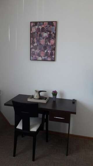 Отель My Hotel Никшич Двухместный номер с 2 отдельными кроватями и ванной комнатой-7