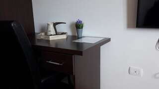 Отель My Hotel Никшич Двухместный номер с 2 отдельными кроватями и ванной комнатой-1